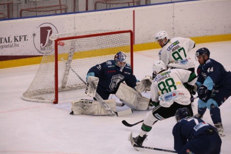 Két harmadon keresztül helytálltak az Akadémia jégkorongozói az FTC-Telekom ellen